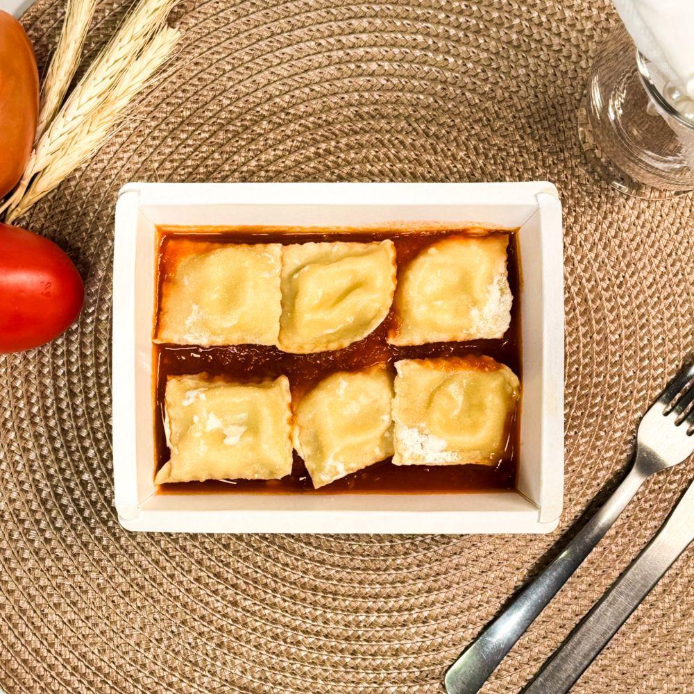 Ravioli de muçarela com molho de tomate