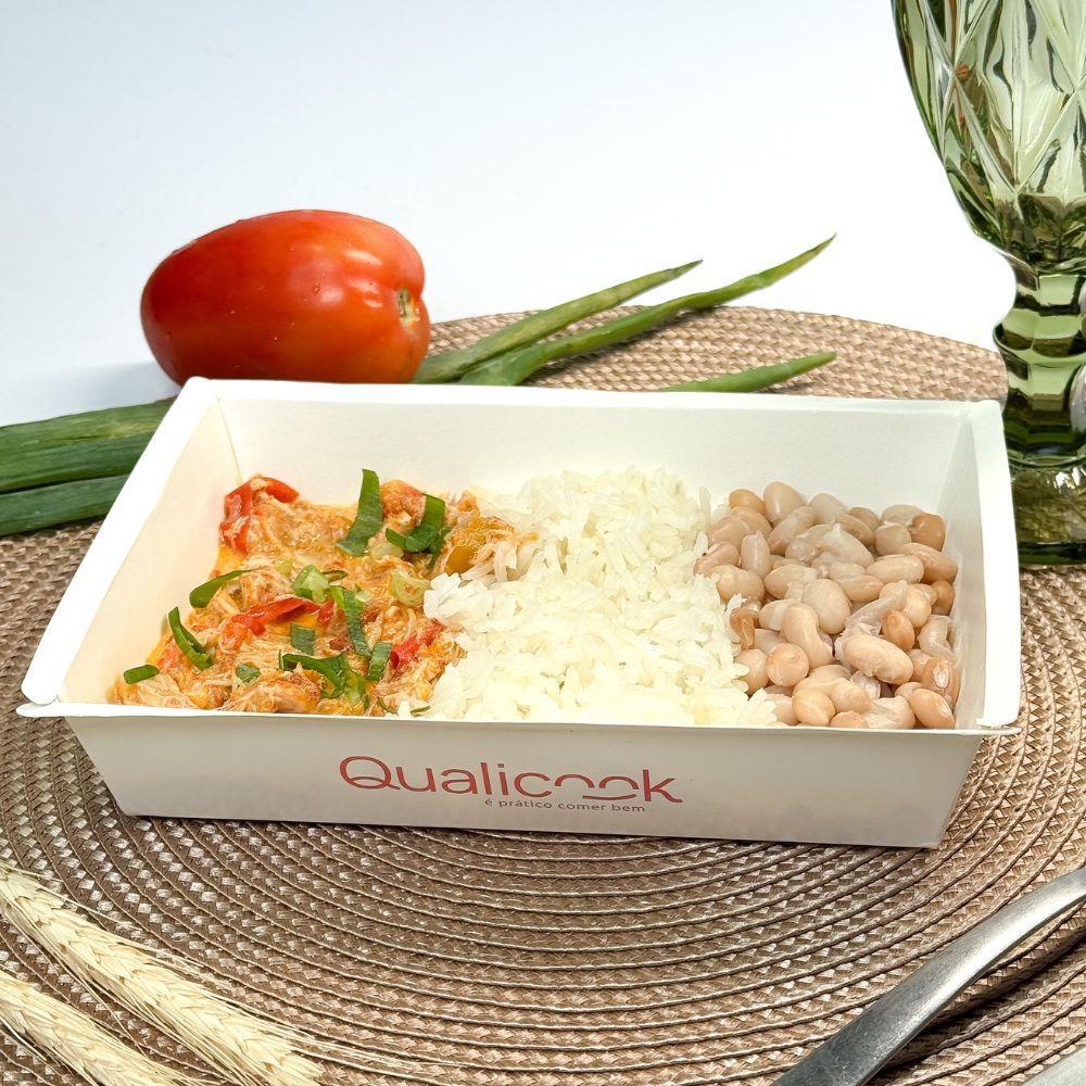 Sobrecoxa desfiada com arroz e feijão