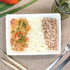 Sobrecoxa desfiada com arroz e feijão