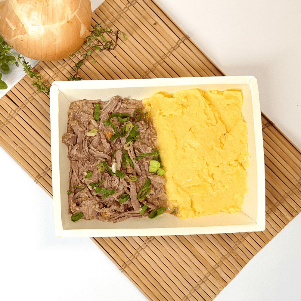 Carne desfiada com polenta