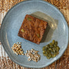 Brownie meio amargo com sementes